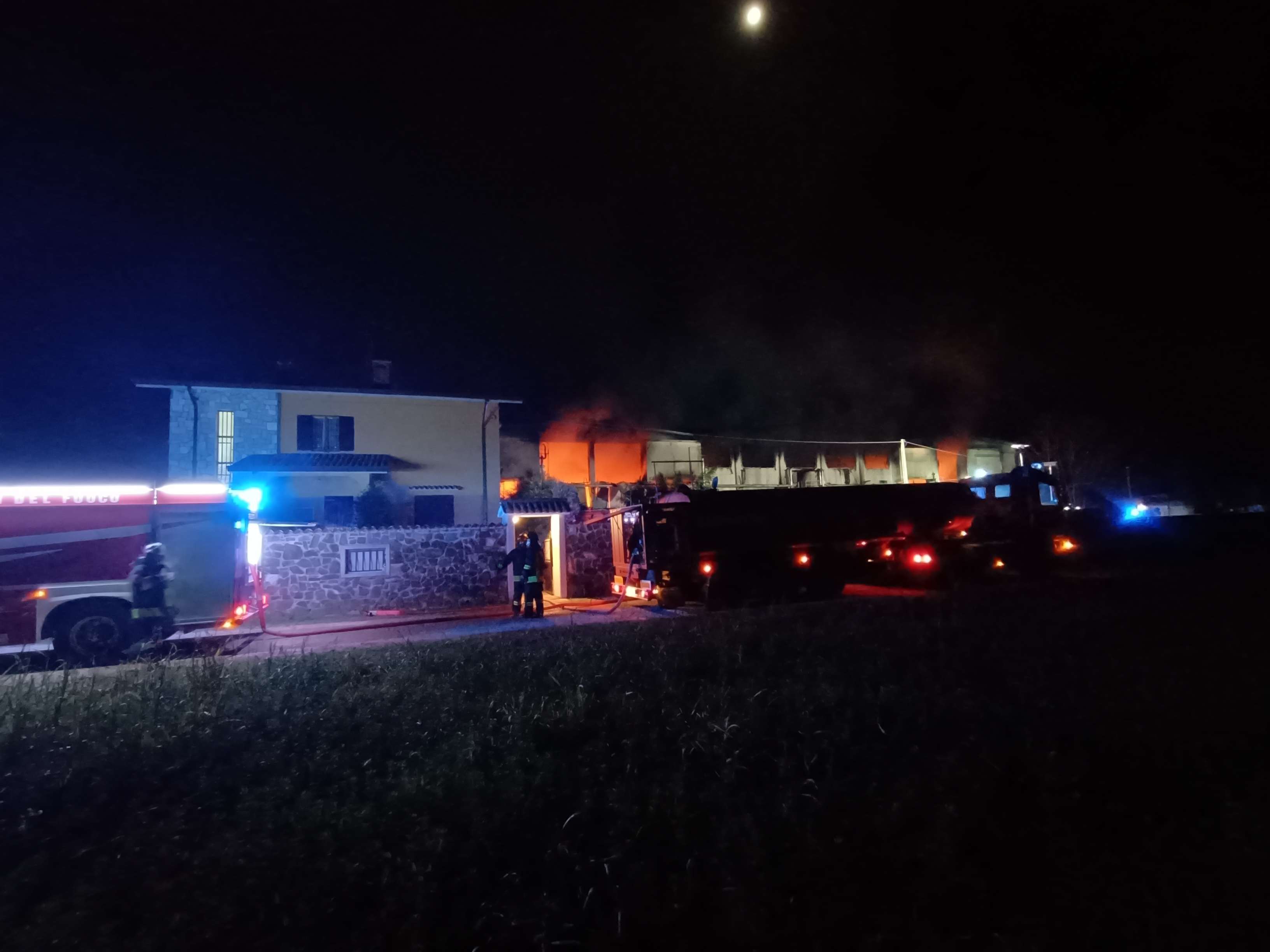 Immagine per Incendio a Mossa, intenso lavoro per spegnere il rogo nella zona industriale