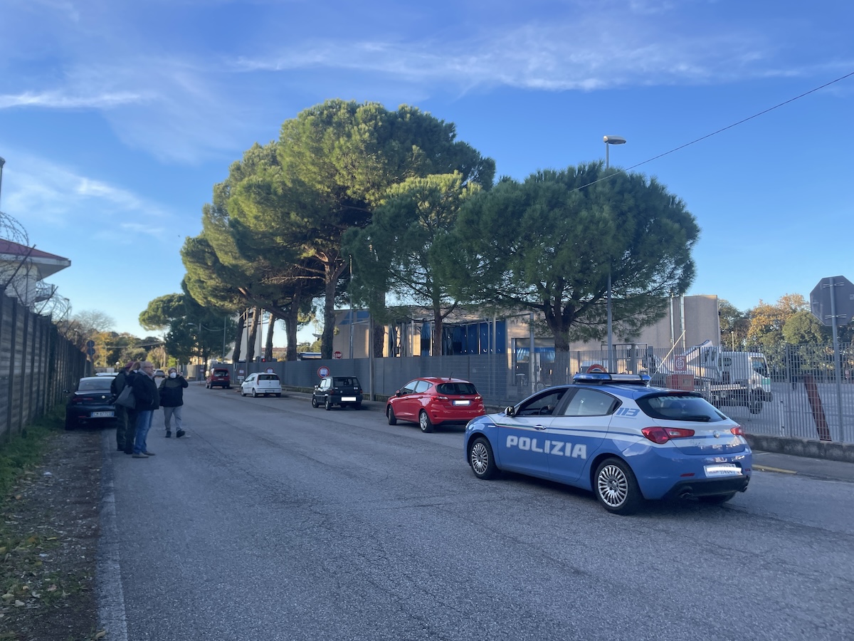 Alberi da tagliare per l'autolavaggio Apt, protesta fuori dai cancelli a Gorizia