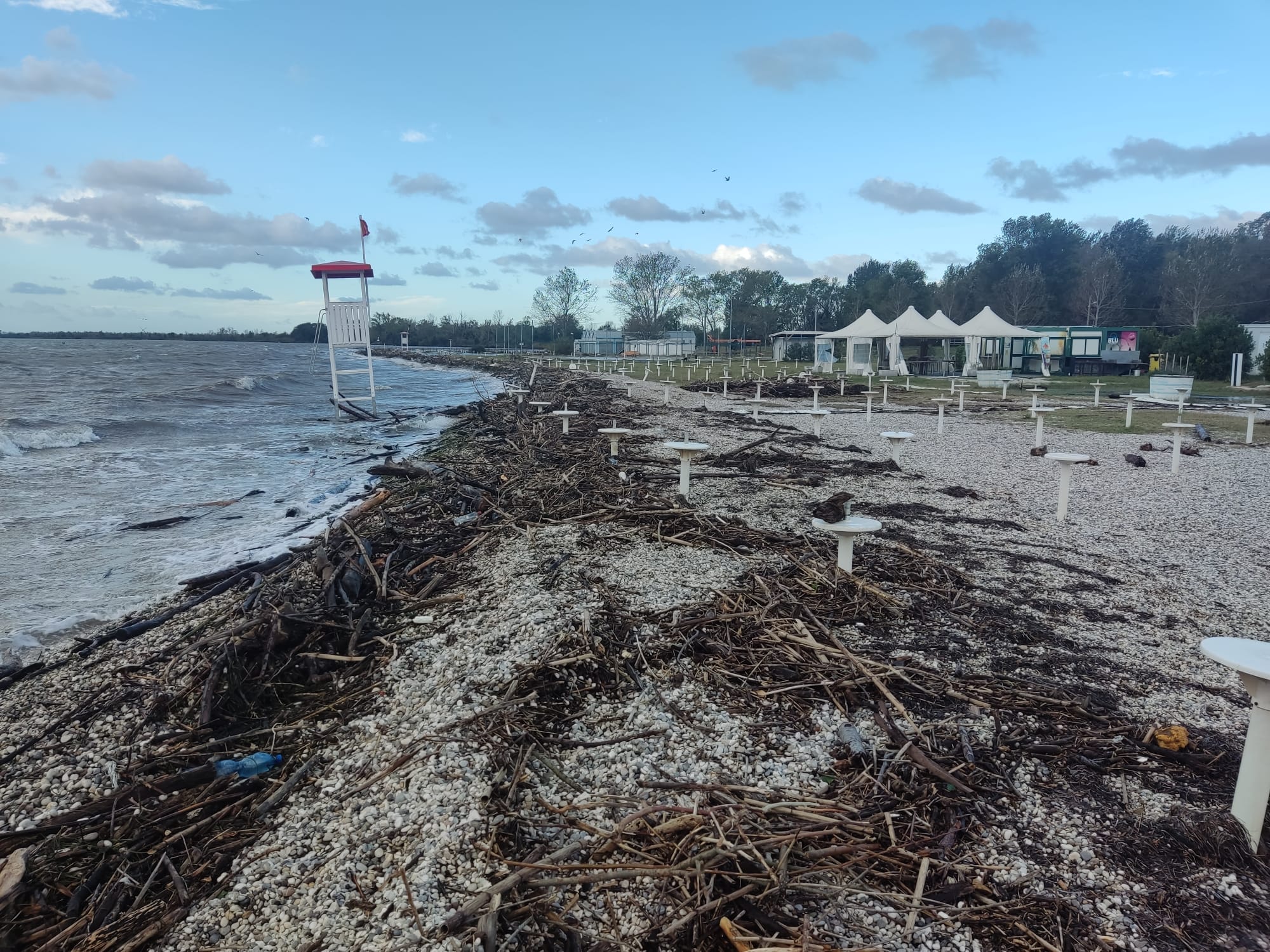 Spiaggia mangiata dal mare a Marina Julia, Grado combatte con l'acqua alta