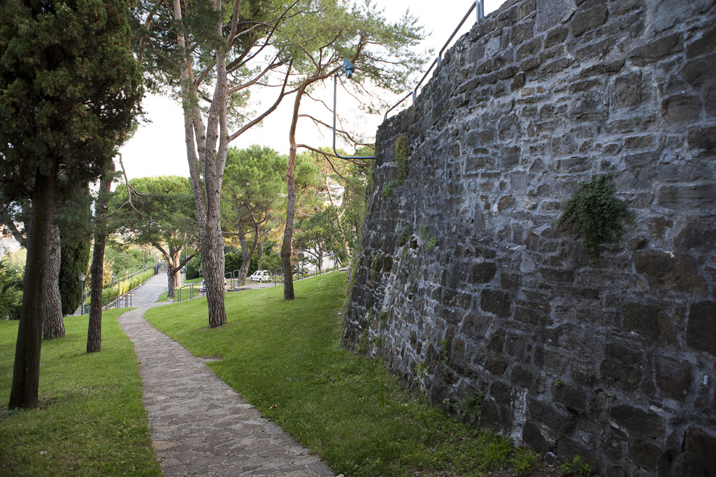 Rifiuti e sporco nel parco del castello, volontari in campo a Gorizia