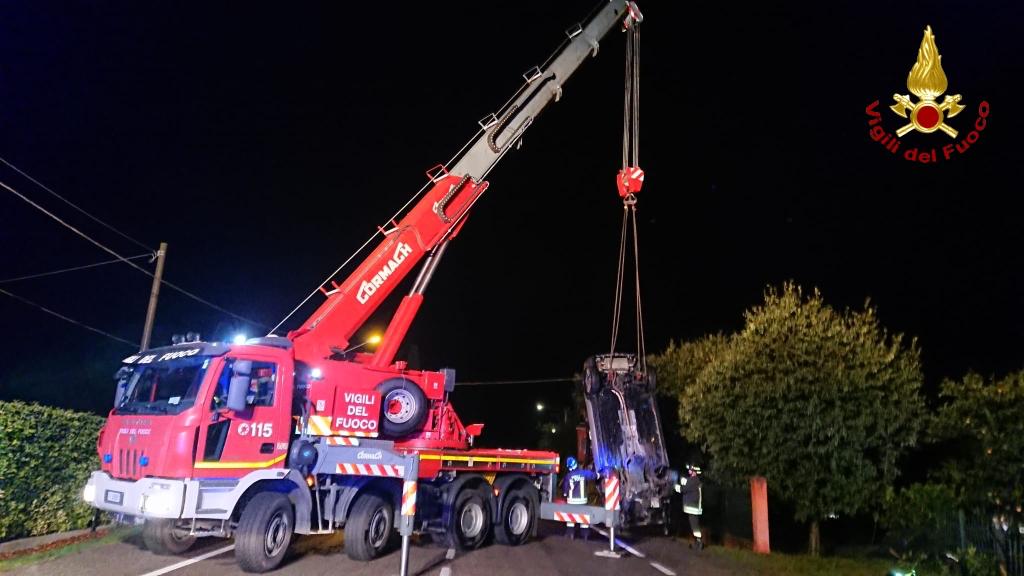 Immagine per Auto finisce dentro il giardino di casa, recuperata con la gru a Gradisca