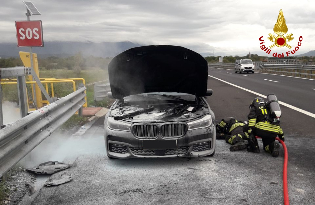 Immagine per Bmw inizia a bruciare in autostrada A34, fiamme tra Gorizia e Farra