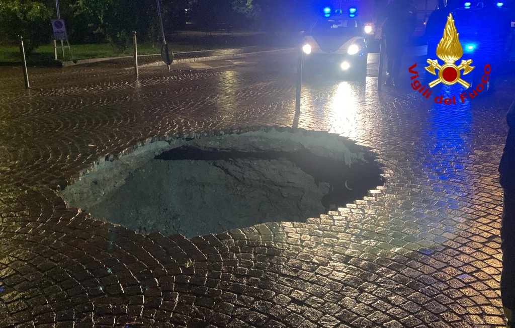 La furia del maltempo su Gorizia, aperta voragine in strada lungo via Cadorna