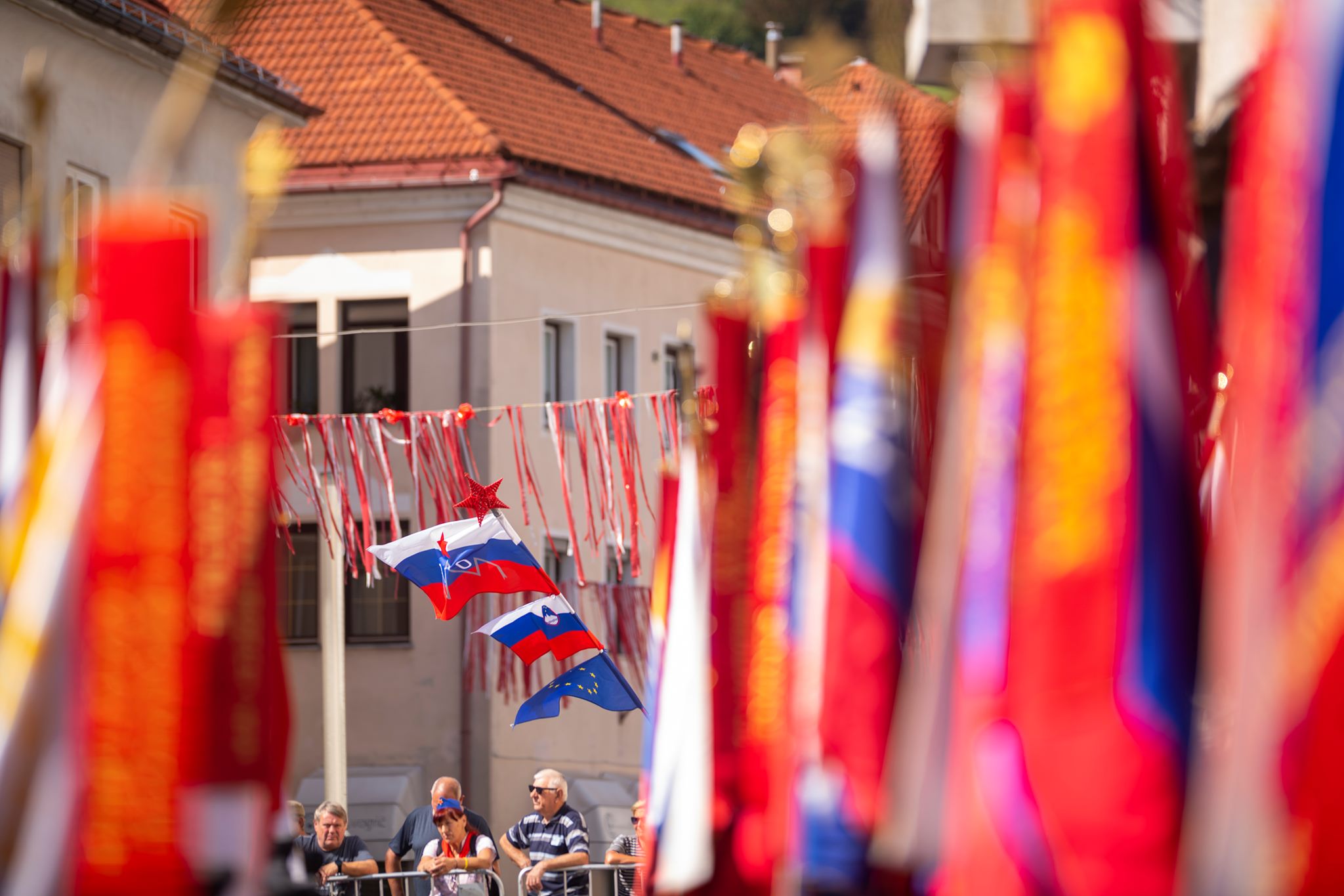 Bandiere e canti, il Litorale sloveno celebra l'unione alla Jugoslavia