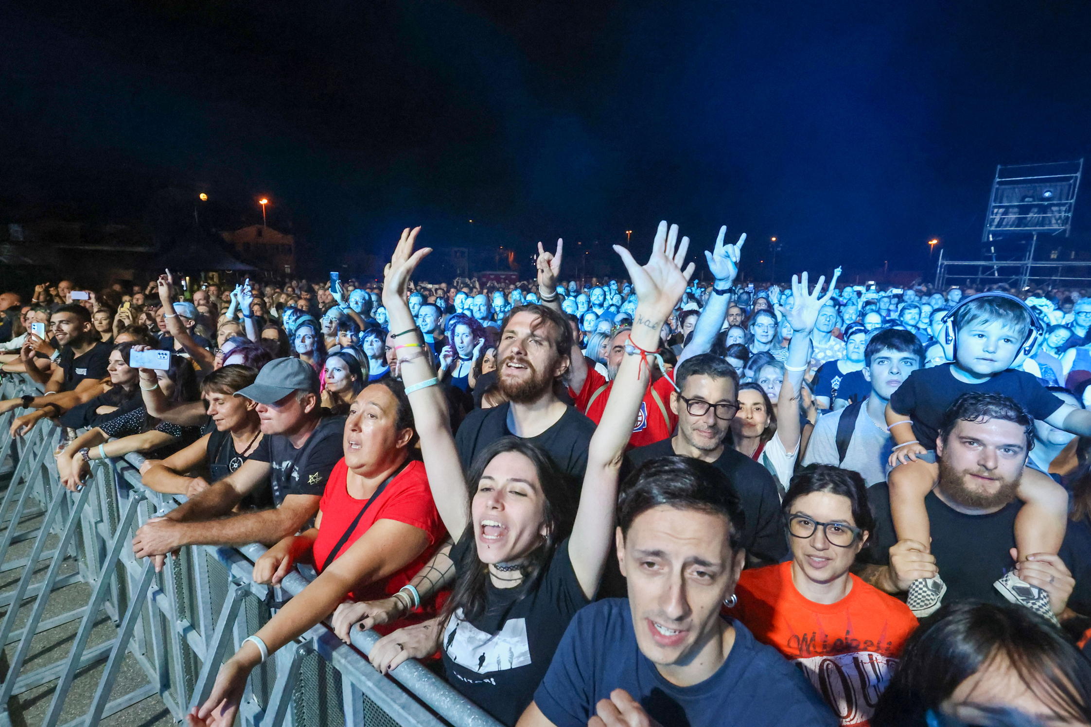 Gorizia richiama 2400 persone per gli Editors, festa a Casa Rossa