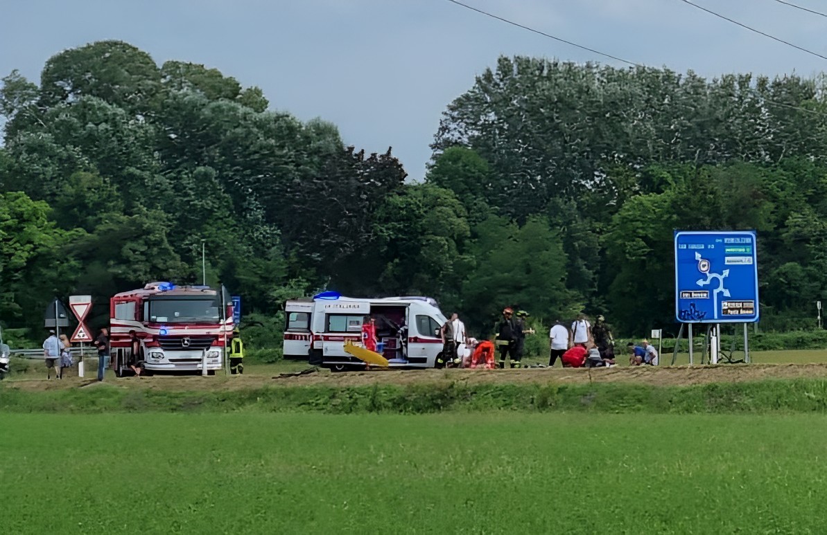 Immagine per Auto contro tre ciclisti a Pieris, portati in ospedale: uno è grave