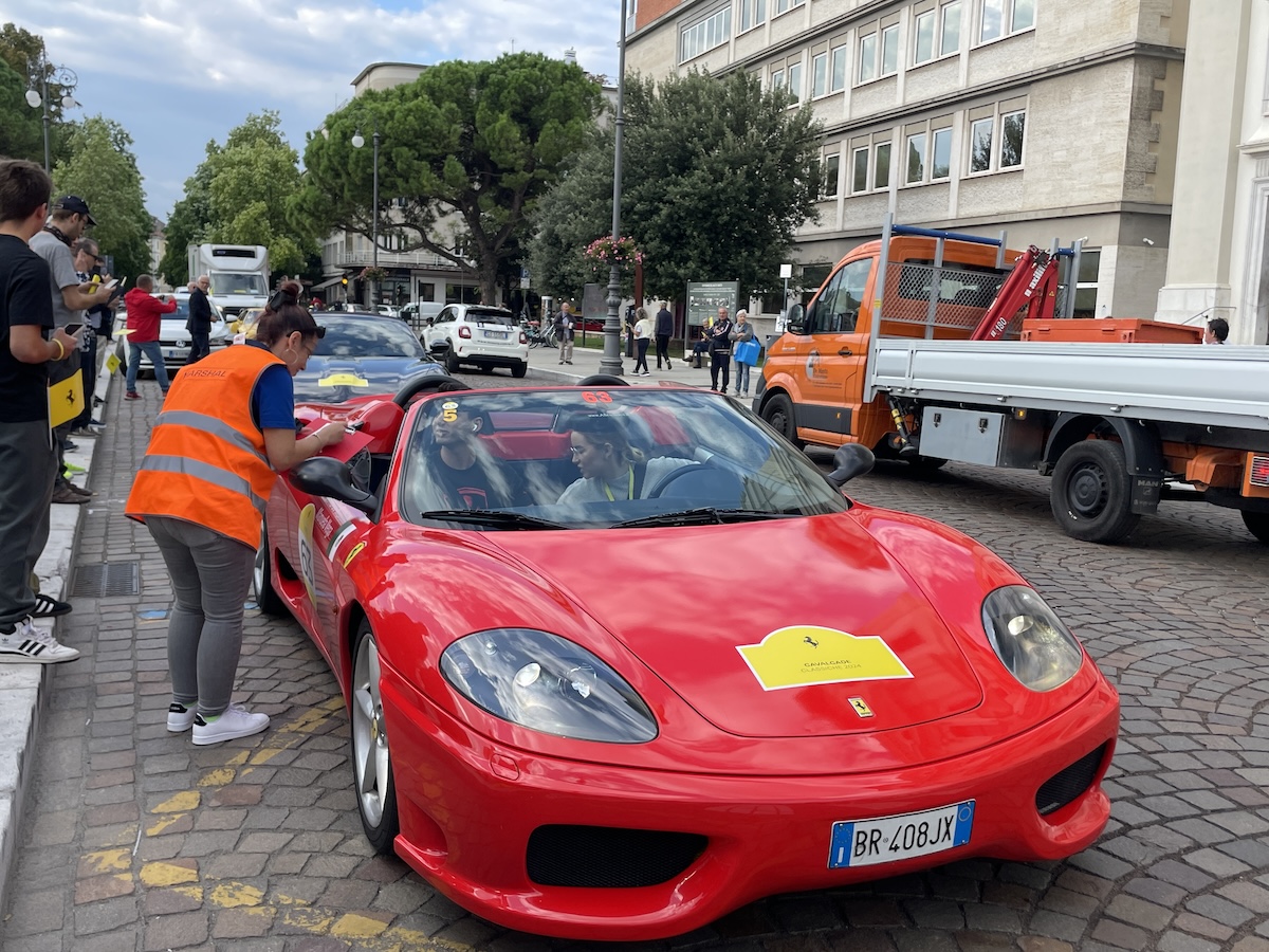 Immagine per Fiume di Ferrari in centro a Gorizia, 130 turisti da tutto il mondo per la Cavalcade