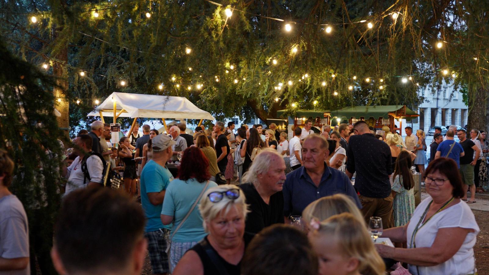 La festa tra calici, sapori e musica a Nova Gorica. E venerdì arriva Baby Lasagna