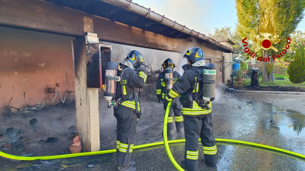 Fiamme nel tetto di un sottoportico, brucia l'area a ridosso di una casa ad Aiello