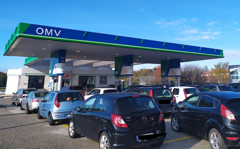 La Slovenia abbassa il prezzo della benzina alle pompe, congelati diesel e gpl