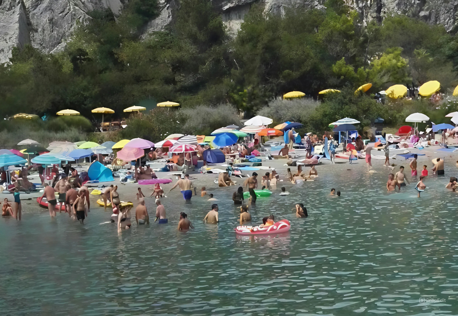 Nudo, chiede una foto a due ragazze e compie atti osceni in spiaggia a Sistiana